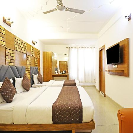 Hotel Ambrosia - A Boutique Hotel New Delhi Exteriör bild